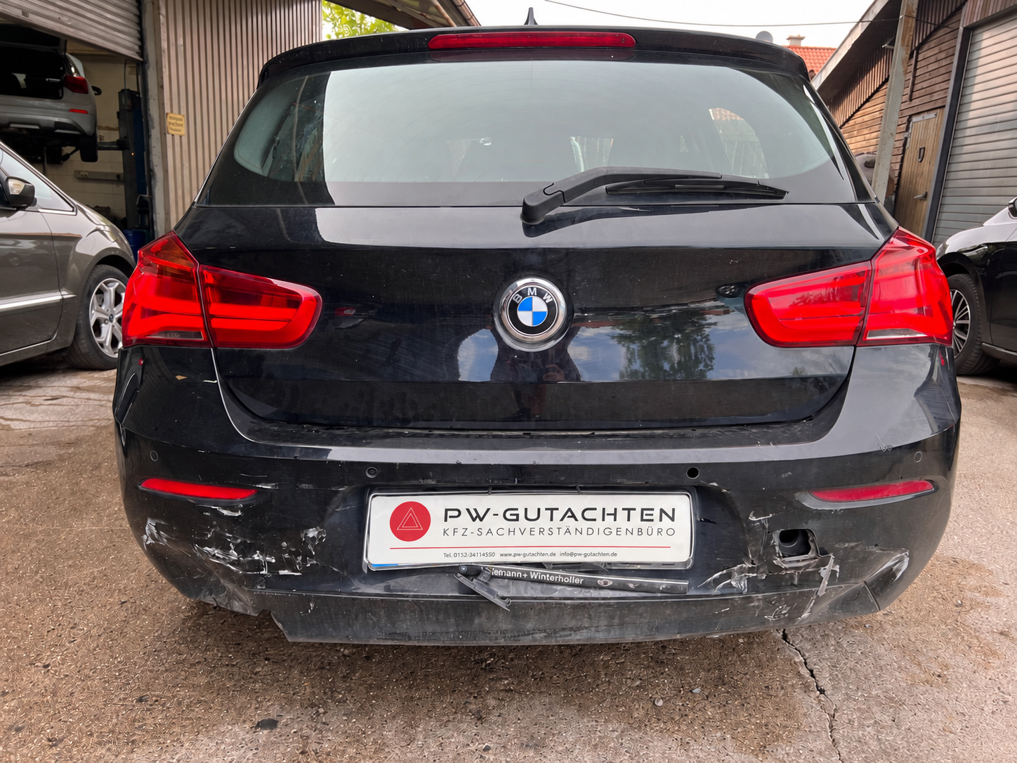 BMW mit Heckschaden und digital abgedecktem Kennzeichen