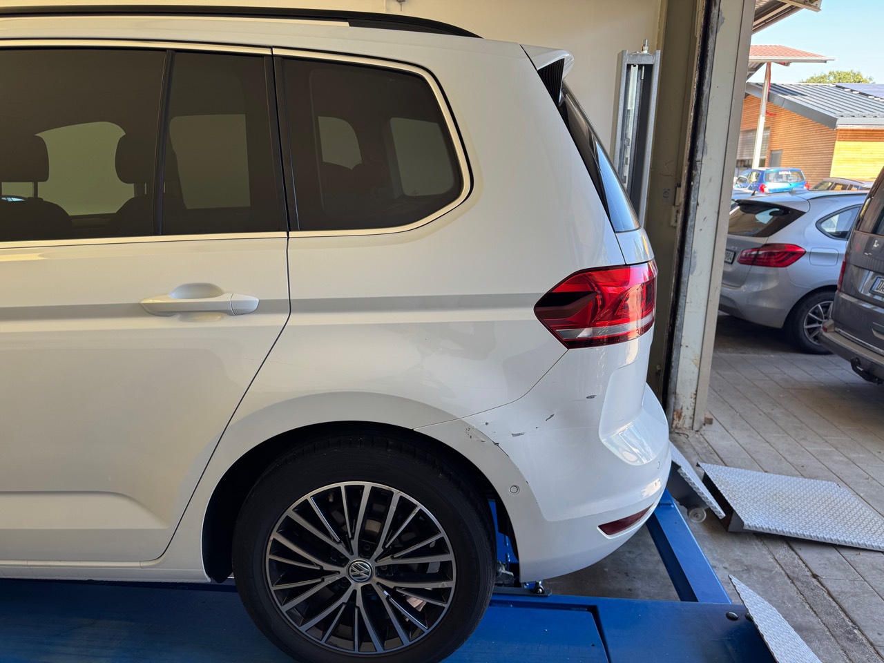 Linke Seite des VW Touran mit hinterer Tür, Rad und Stoßfänger