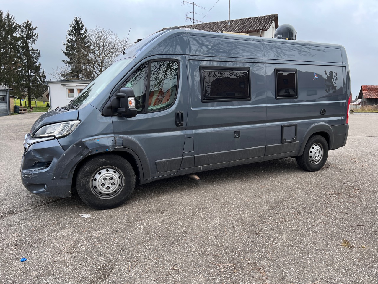 Seitenansicht des Wohnmobils mit beschädigtem vorderem Karosseriebereich